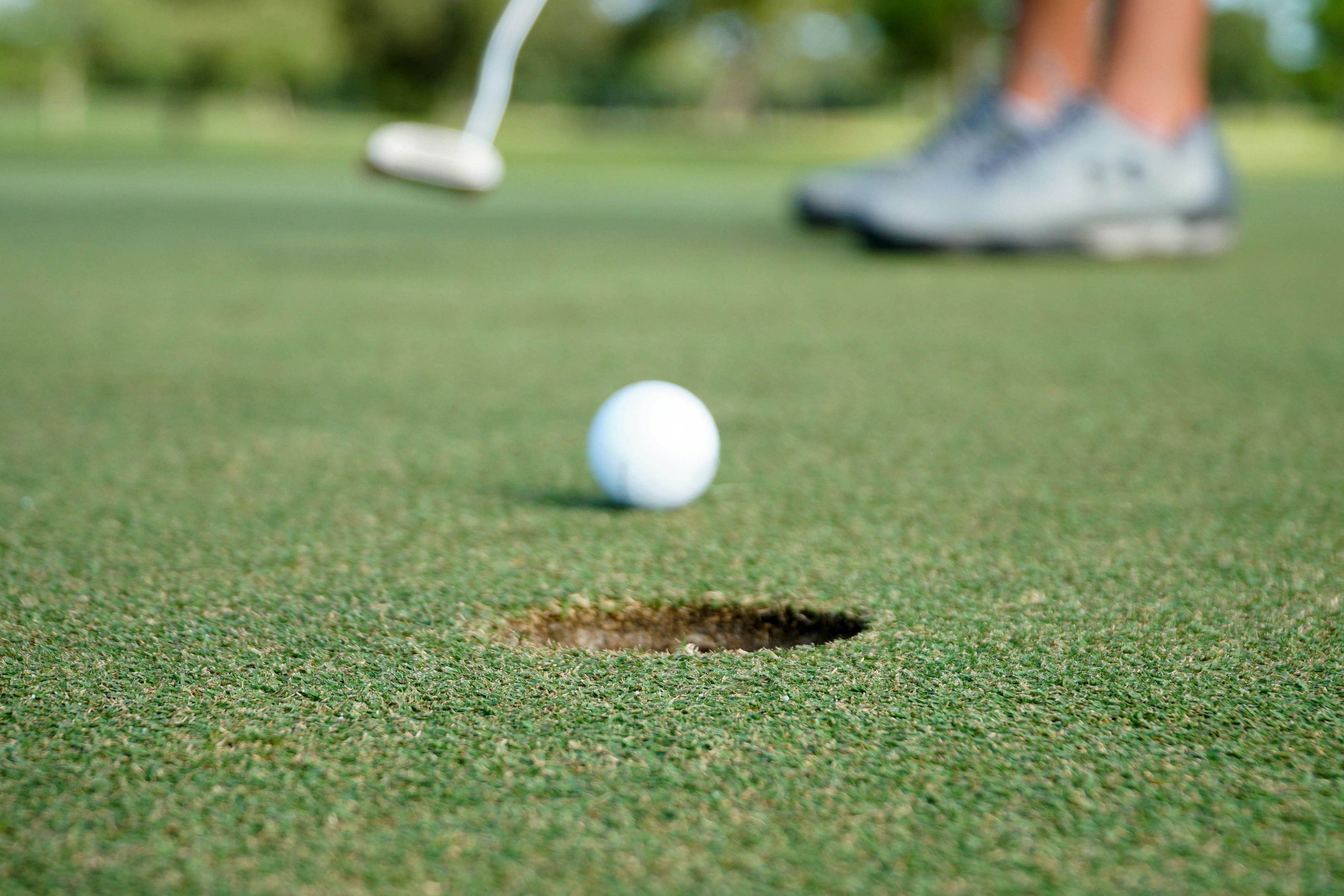 Improving Your Short Game: Mastering the Art of Chipping and Pitching with Lynx Golf